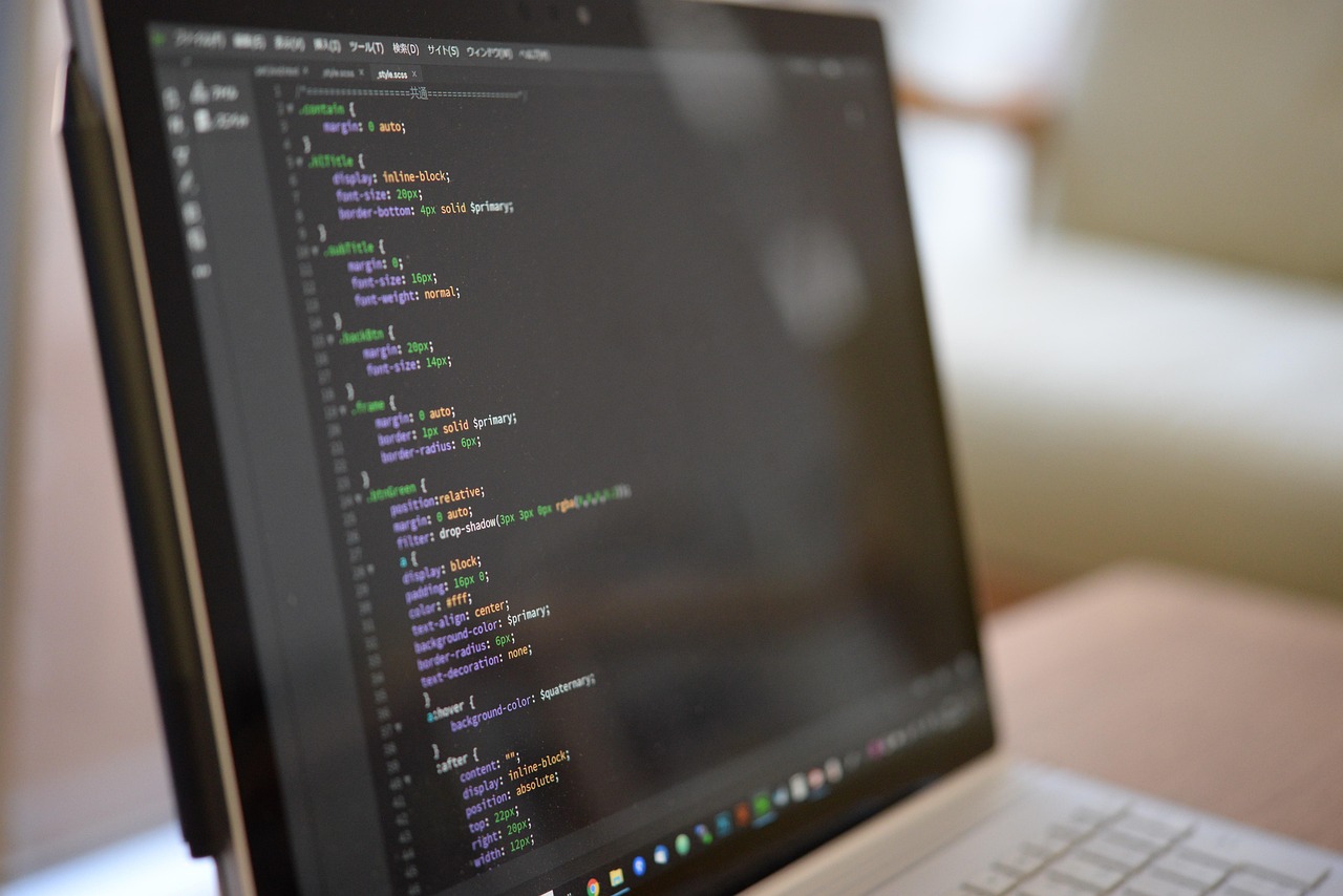Sürdürülebilir web, 2025 web tasarım trendleri kapsamında ekolojik sorumluluğu vurgulayan, teknoloji ve doğayı birleştiren bir konsept.